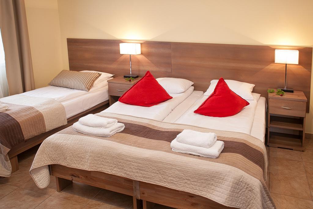 Planeta Hotel Мєлно Екстер'єр фото