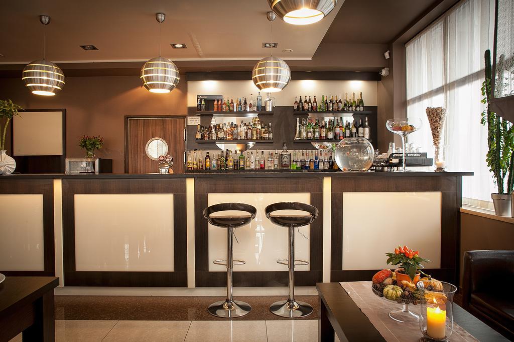 Planeta Hotel Мєлно Екстер'єр фото
