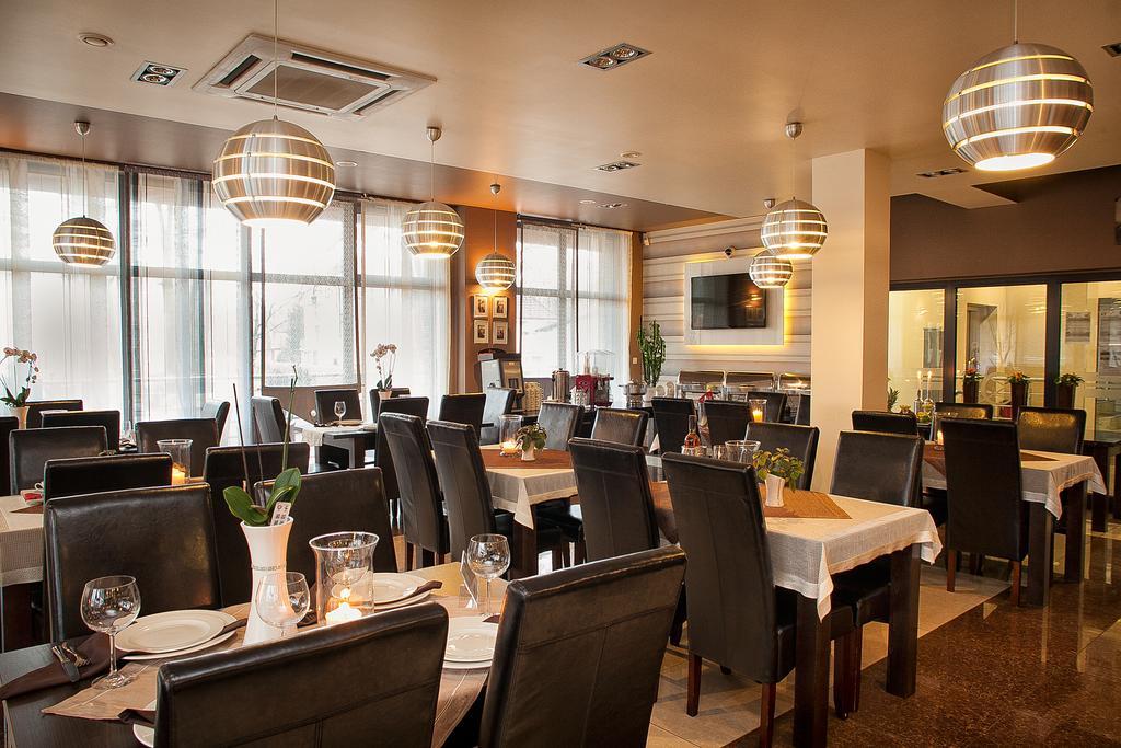 Planeta Hotel Мєлно Екстер'єр фото