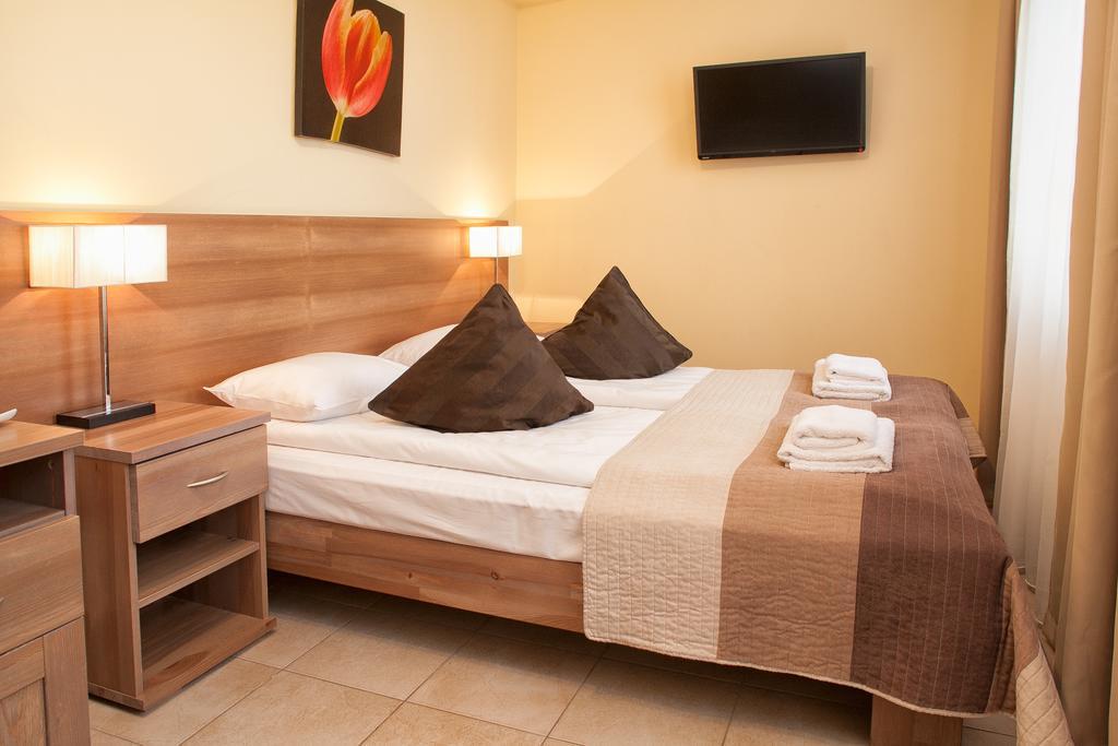 Planeta Hotel Мєлно Екстер'єр фото
