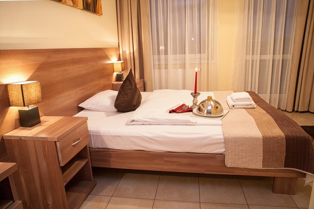 Planeta Hotel Мєлно Екстер'єр фото